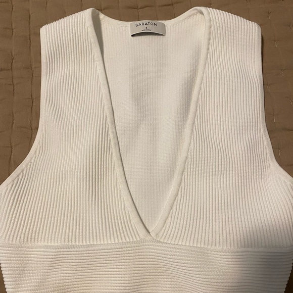 Aritzia Babaton White V Neck Crop Top - Picture 3 of 3